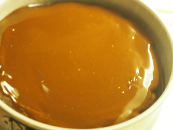 Sjokoladefudgekake klar til å settes i kjøleskapet til avkjøling