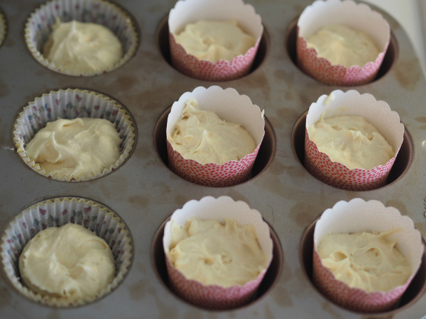 cupcakes klare til å settes i ovnen