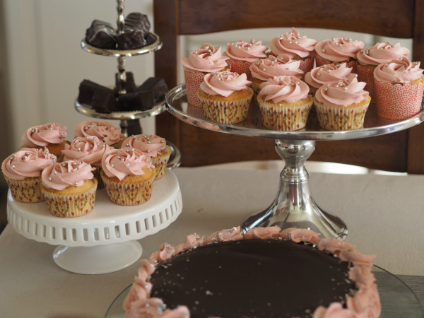 bilde av ferdig pynta cupcakes med rose mønster