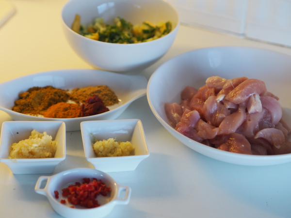 Bilde av ingrediensene til indisk kylling i karri