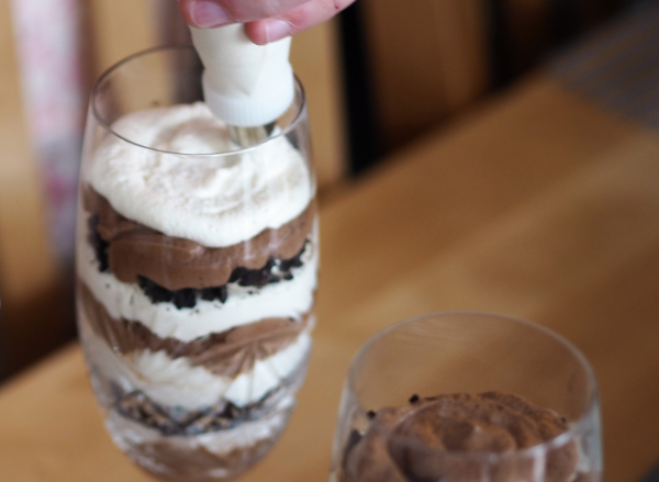 Bilde av hvordan man lager en Baileys, oreo and cream dessert.