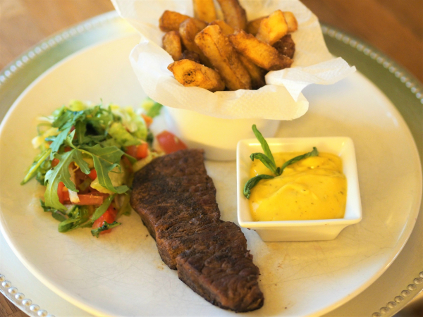 bilde av tallerken med biff, salat, pomesfrites og hjemmelaget bearnaisesaus