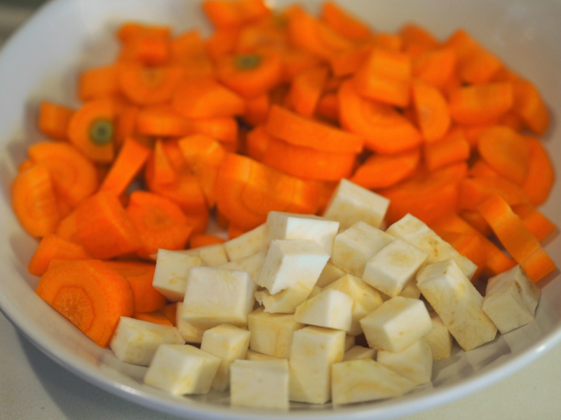 Hakkede grønnsaker klare til å haes i Lindas kjøttgryte