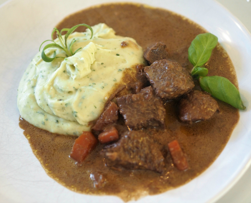 Lindas kjøttgryte klar til servering, med potetmos.