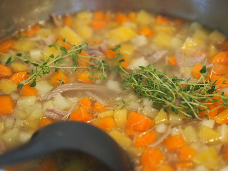 Saltkjøttsuppe/lapskaus i kjelen, nesten klar til servering.