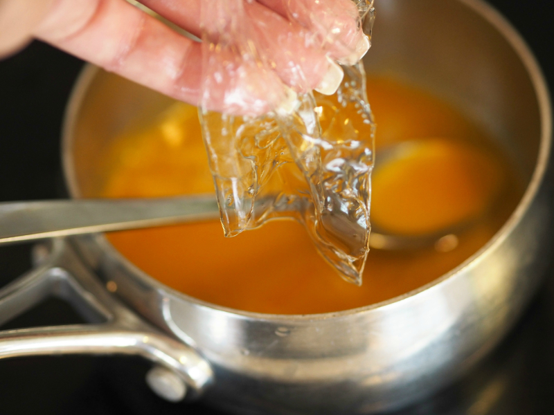 Pasjonsfrukt som kokesopp og har i gelatin. For å lage regnbuedessert.