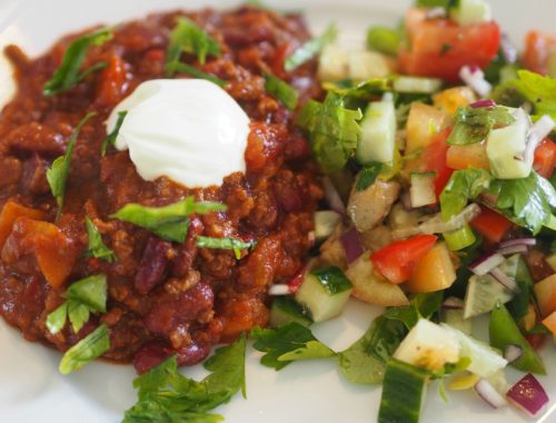 chili con carne med kjøttdeig, derdig servert på et fat