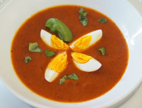 Tomatsuppe med egg og makaroni, klar til servering