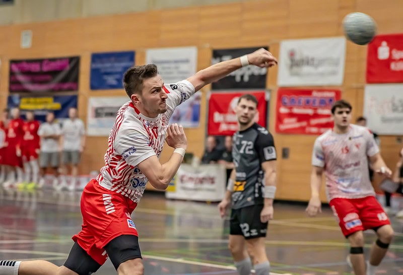 Spieler wirft Handball während eines Spiels in der Lindweiler Turnhalle.