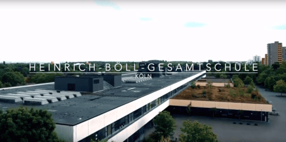 Lindweiler Schulgebäude in Köln, modernes Design, grüne Umgebung, Blick von oben, Bildungszentrum für Schüler in Lindweiler.