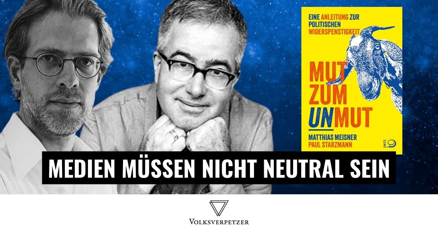 Medienkritik, zwei Männer vor blauem Hintergrund, Transparent mit "Medien müssen nicht neutral sein".