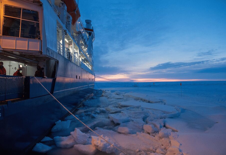 Schiff im Eisfjord bei Sonnenuntergang, Arktis, Lindweiler.