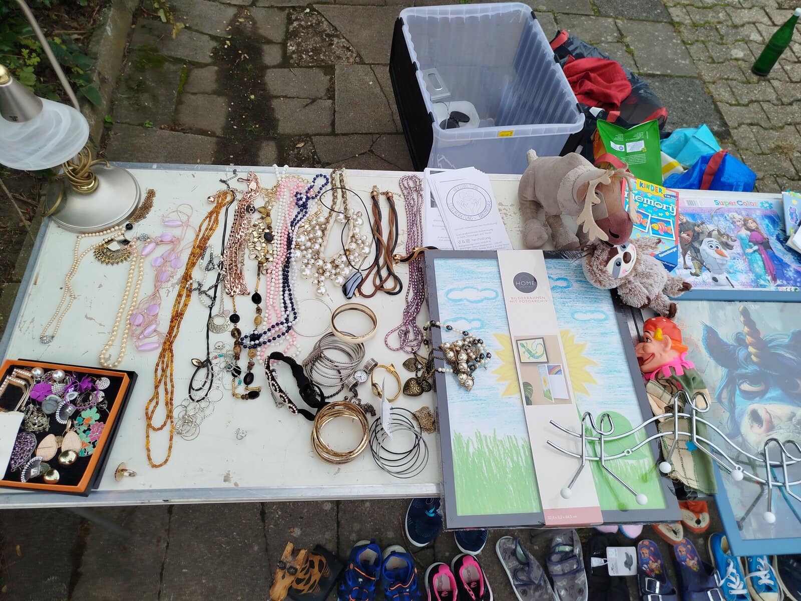 Buntes Sammelsurium von Schmuck, Spielzeug und Kinderartikeln auf einem Flohmarkt verkaufen.