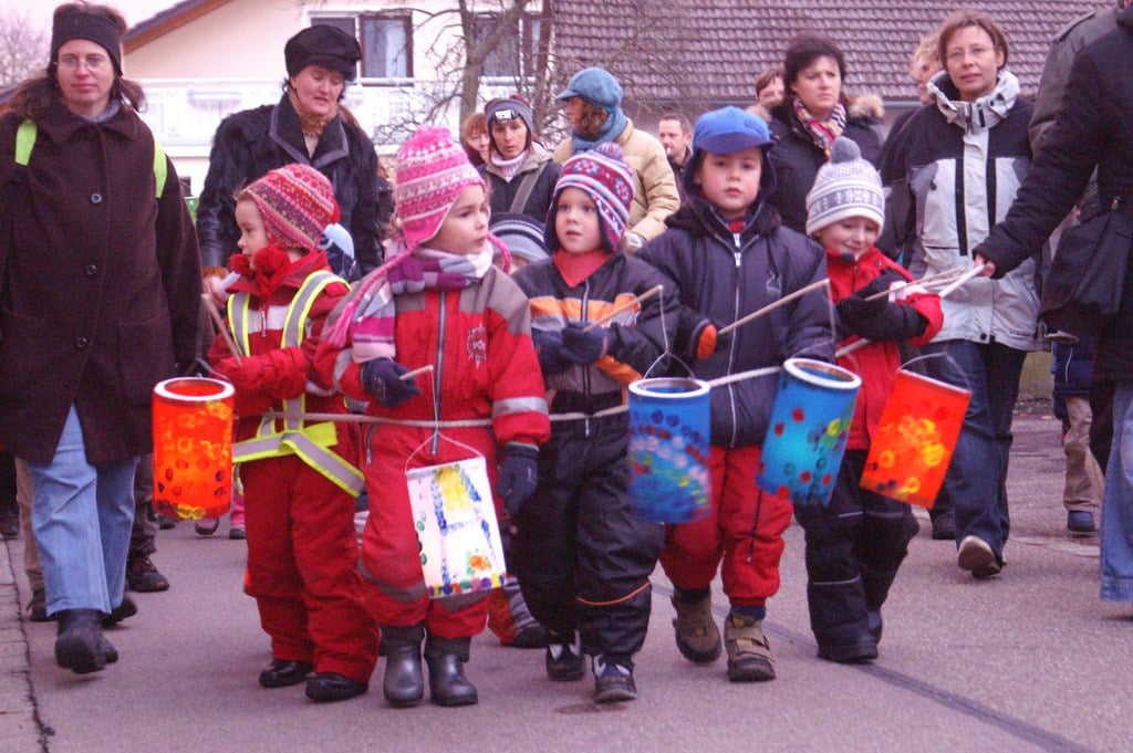 Bunte Kinder bei Laternenumzug in Lindweiler während des Martinsfestes.