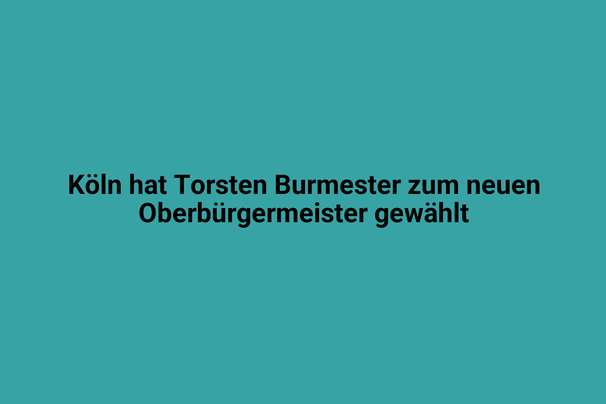 Sonnenuntergang über der Lindweiler Landstraße in Köln, ruhige Wohngegend mit grünen Bäumen und Stadthäusern.
