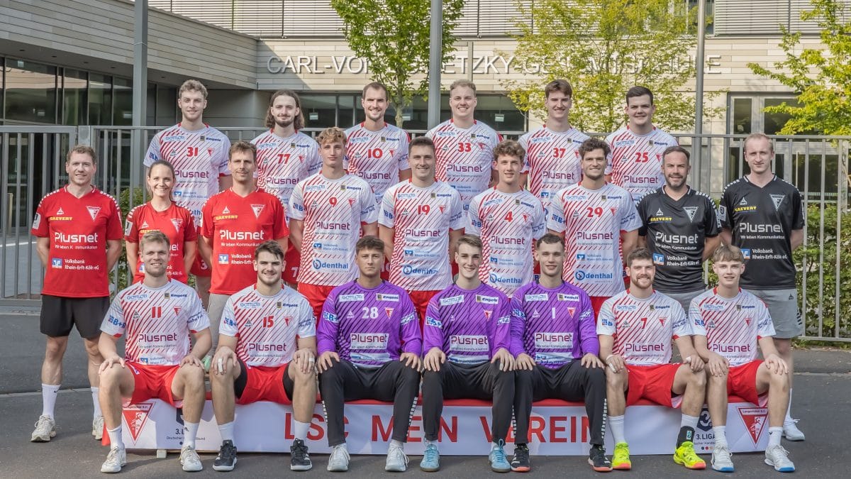 Lindweiler Fußballteam vor dem Vereinsgebäude, alle Spieler in Trikots, zusammen für ein Mannschaftsfoto.