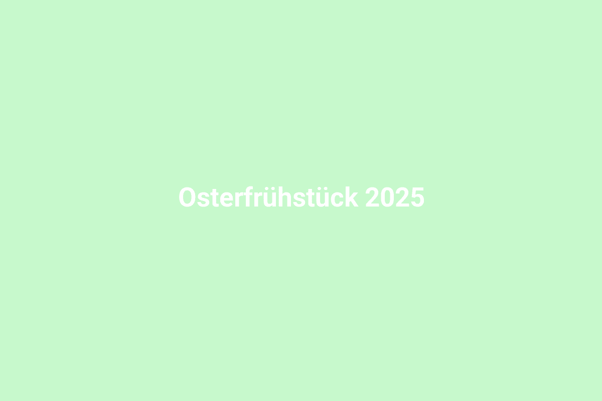 Frühstückstisch mit Osterdekoration und bunten Eiern für das Osterfest 2025, frisch und festlich dekoriert.