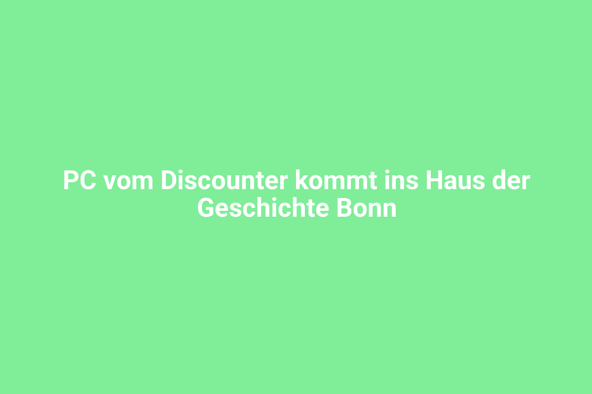 PC vom Discounter im Haus der Geschichte Bonn, moderne Computertechnik auf einem Schreibtisch, historische Ausstellungsräume im Hintergrund, Besucher entdecken die Technik im Museum.