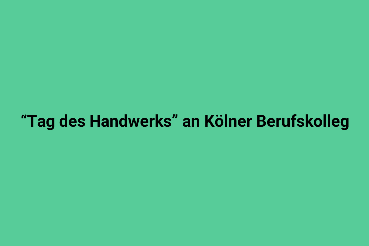 Lindweiler, malerischer Ort in Köln, zeigt eine ruhige Dorfstraße mit Fachwerkhäusern, umgeben von grünen Wiesen und Bäumen, typisch für die ländliche Idylle in der Region.