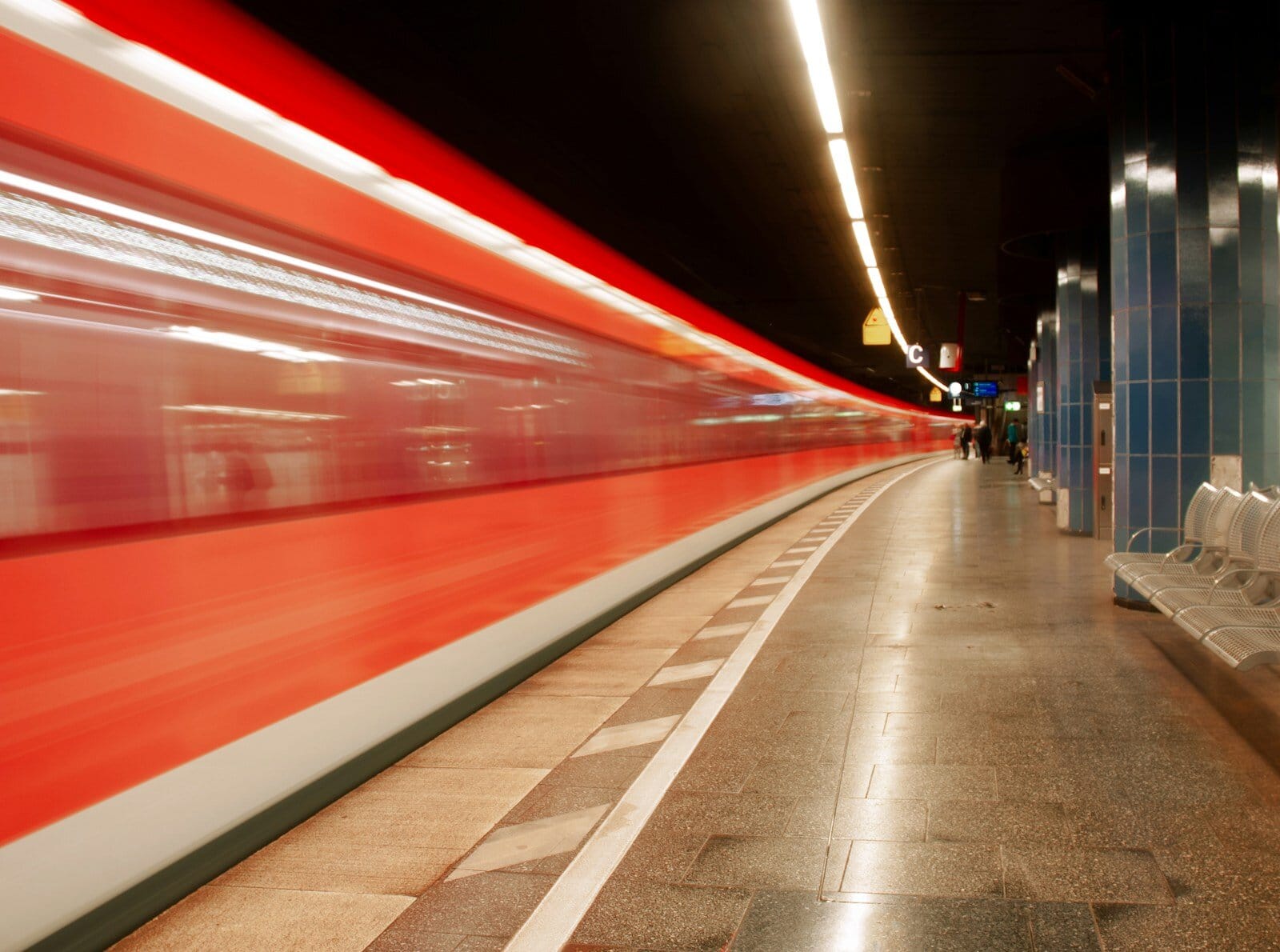 Schneller Zug in einem Berliner U-Bahnhof, Bewegung und dynamisches Stadtbild, Nahaufnahme, Innenraum, Bahnreisen, Public Transportation, Berlin.