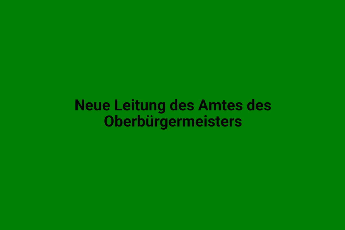 Verkehrsschild mit der Aufschrift „Neue Leitung des Amtes des Oberbürgermeisters“ auf grünem Hintergrund.