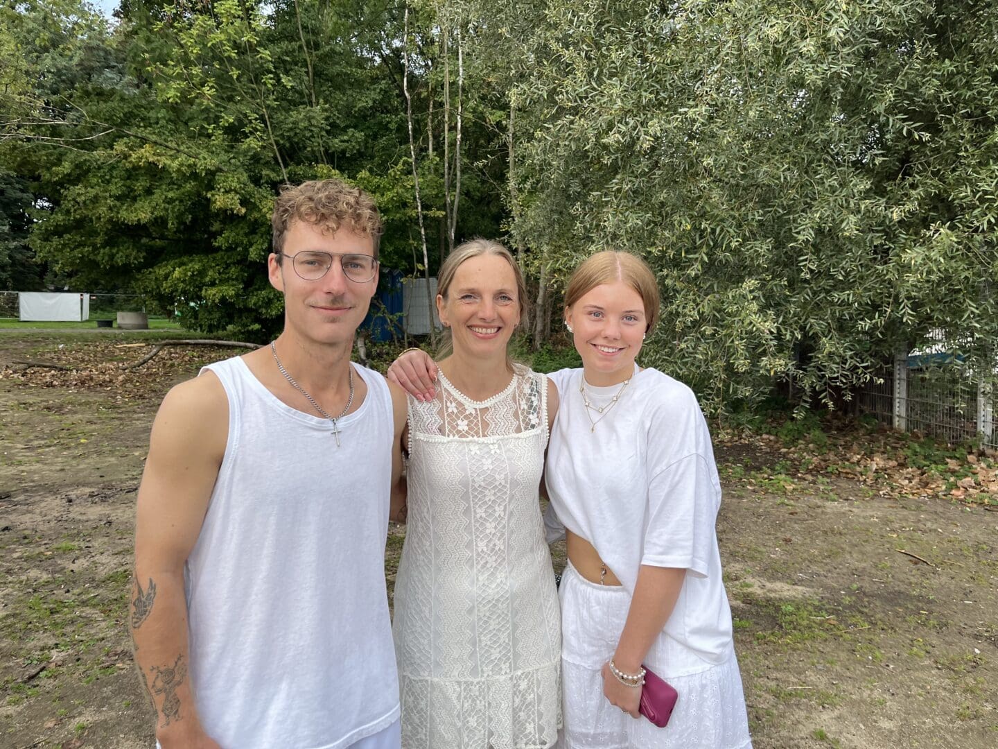 Familienfoto von drei Personen im Grünen bei Lindweiler, idyllischer Ort in Deutschland.