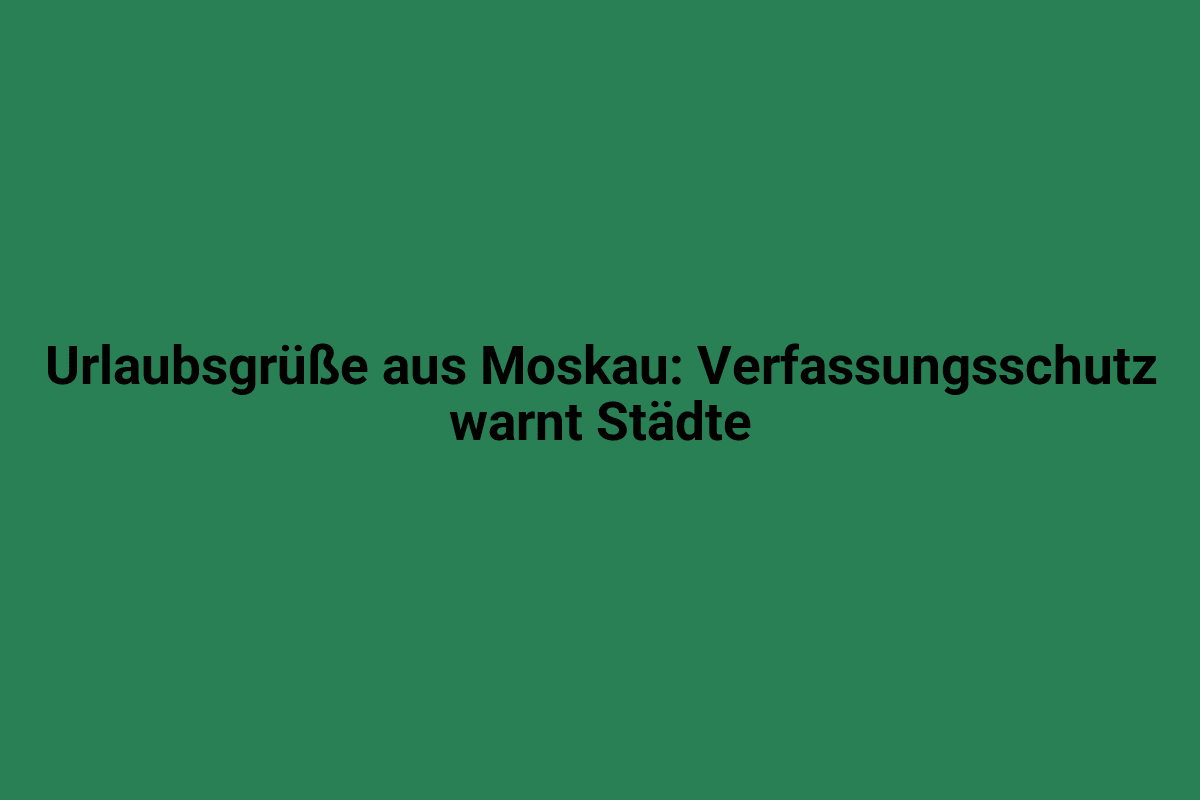 Moderne Glocke vor einem historischen Gebäude in Moskau.
