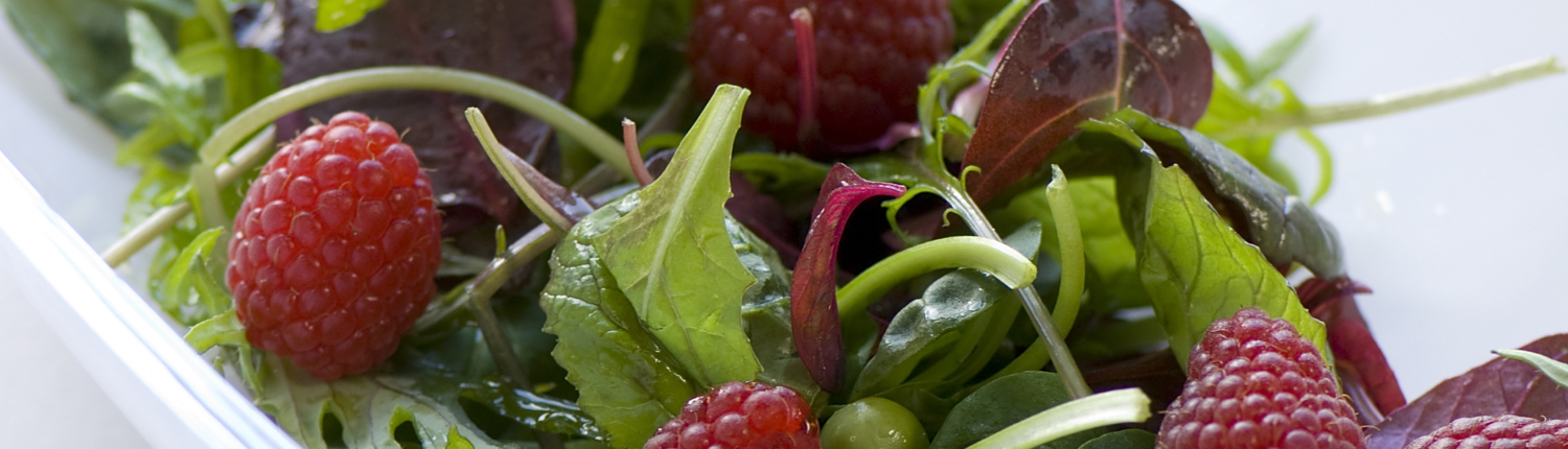 Grøn salat med friske ærter og hindbær