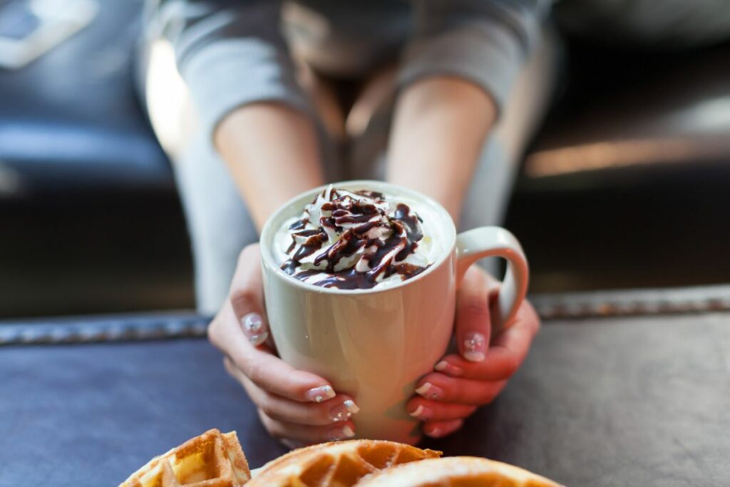 Kvinna med kaffekopp på café