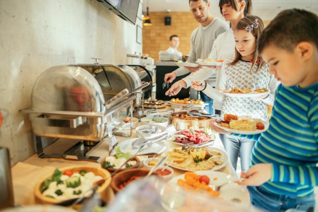 Familj på buffé alla hjärtans dag