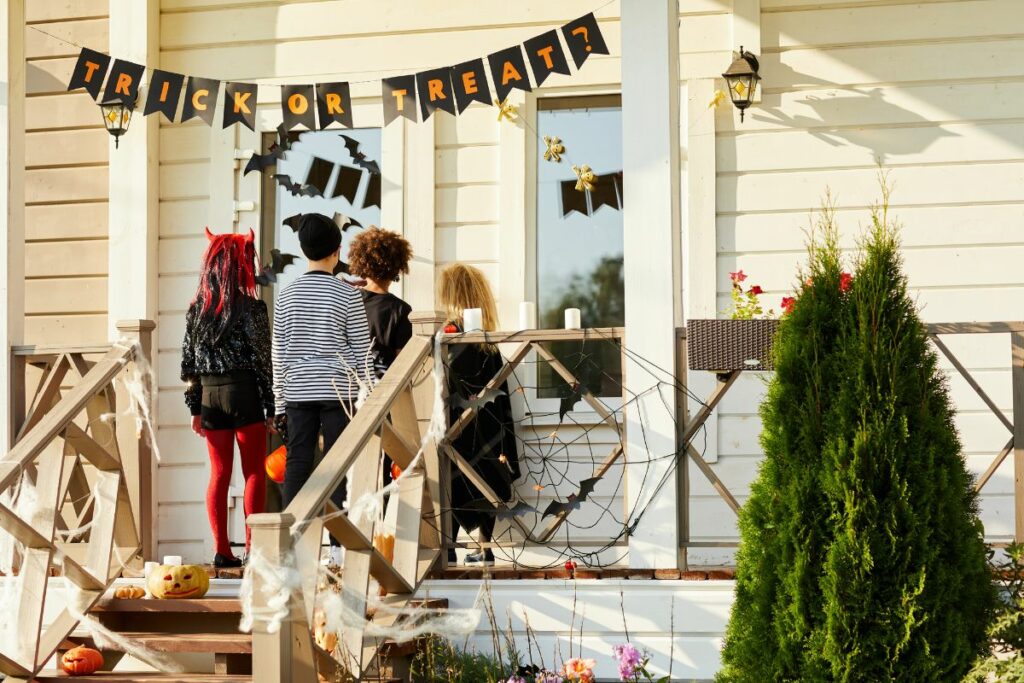 Barn går på Trick or treat på halloween