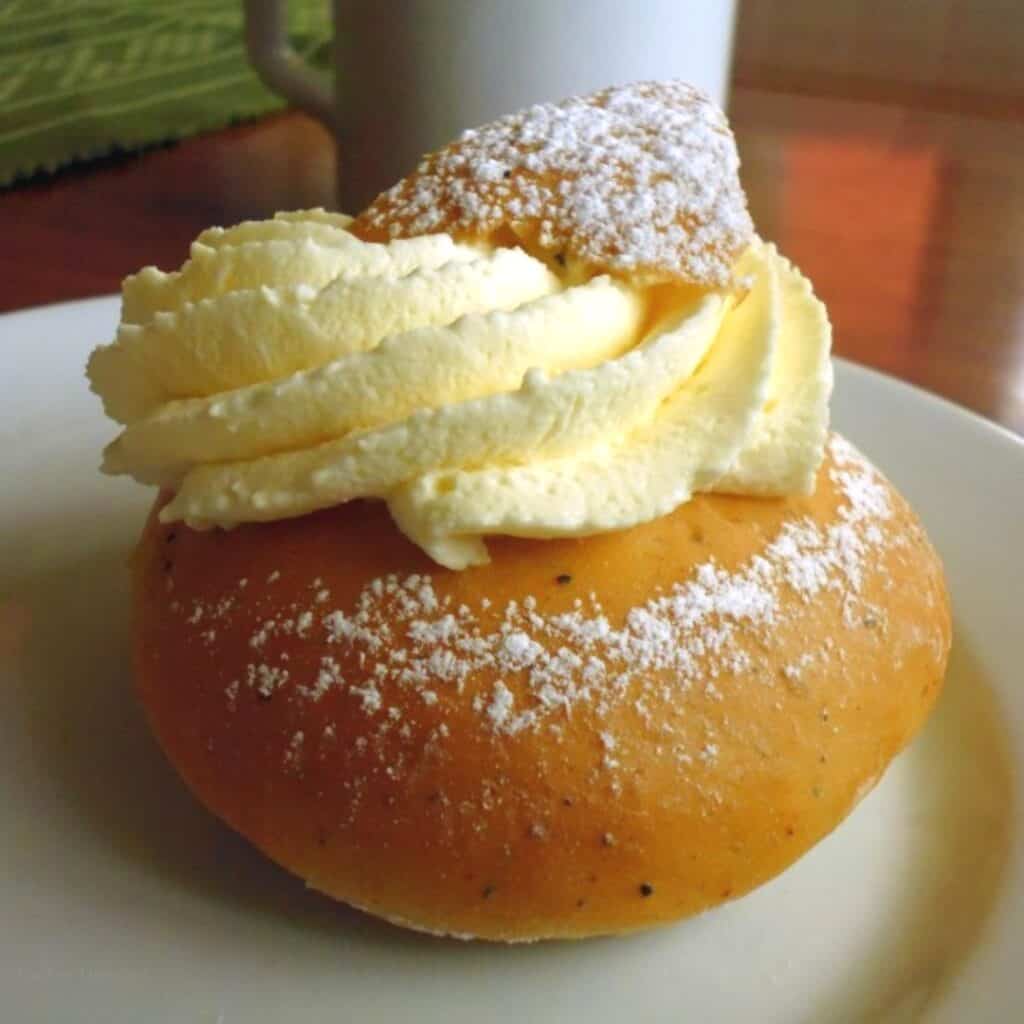 Klassisk semla med grädde