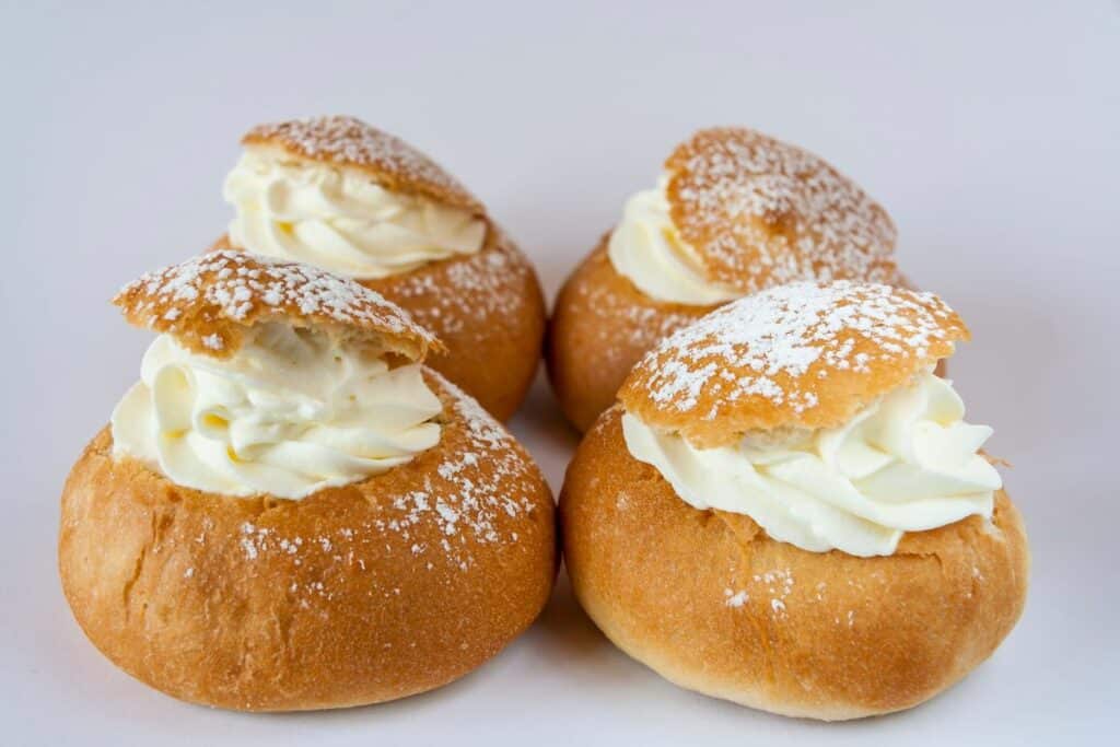 fyra semlor med grädde