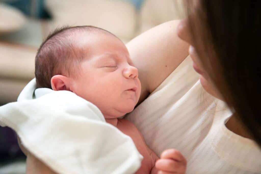 Nyfött barn och mamma