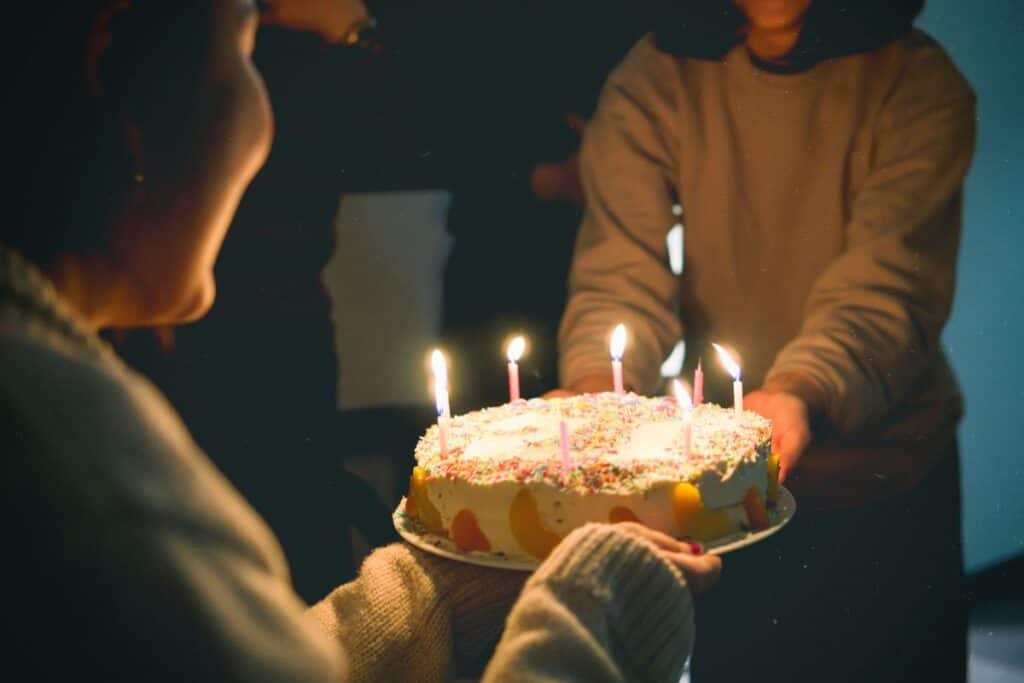 Två personer och en tårta på födelsedag