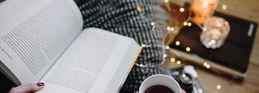 December, indendørs, god bog og varm kaffe