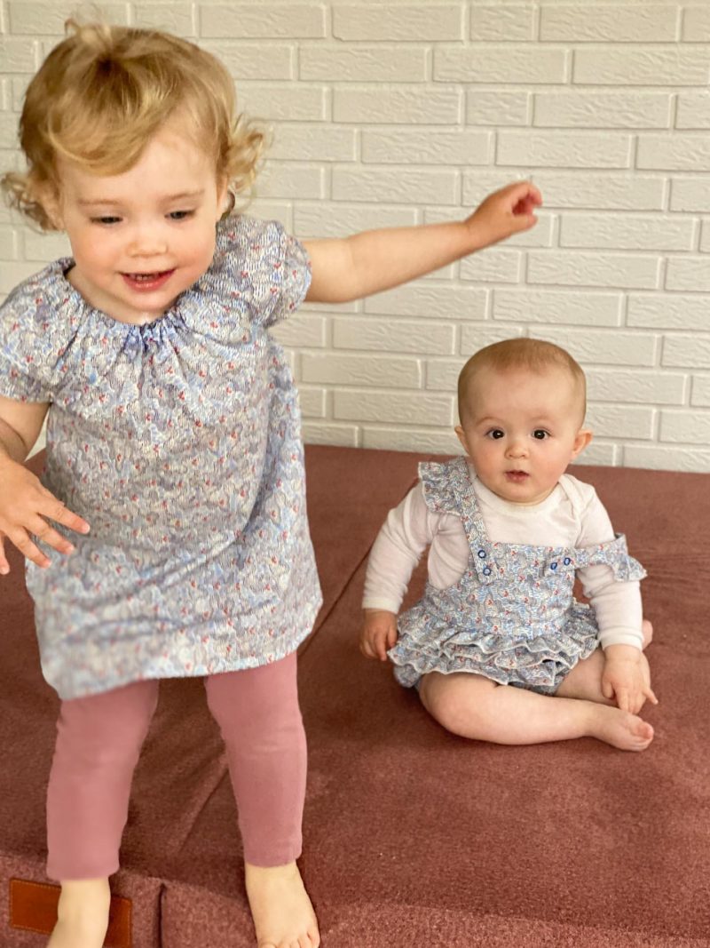 To børn iført lyseblå kjoler