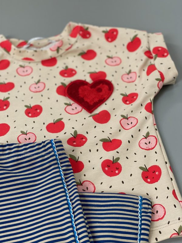 Top med røde æbler og rødt hjerte og blåstribet bukser