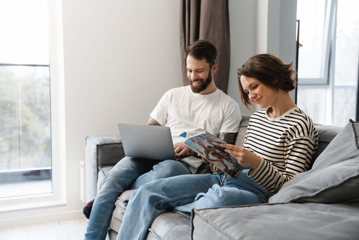 man och kvinna tittar på laptop