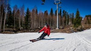 Daniel åker skidor i Järvsöbacken