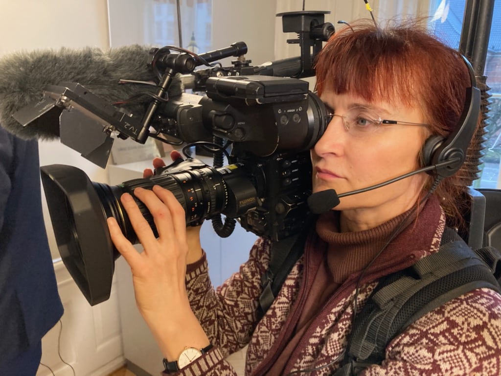 Fotograf Sidsel Sommer med Kamera for TV2