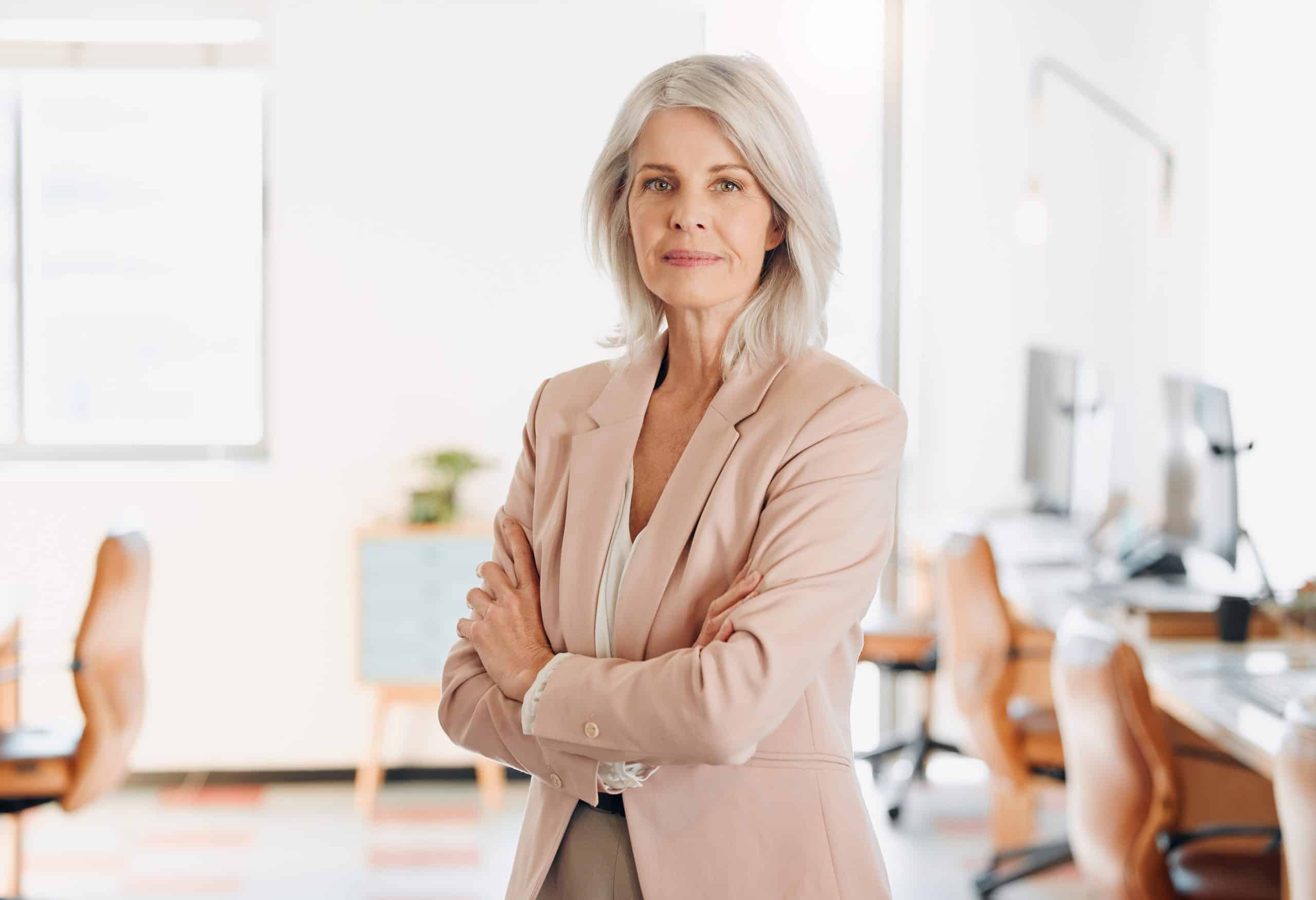shot-of-a-mature-businesswoman-standing-alone-in-t-2025-04-06-08-08-38-utc Tag historien om dit livsværk hjem