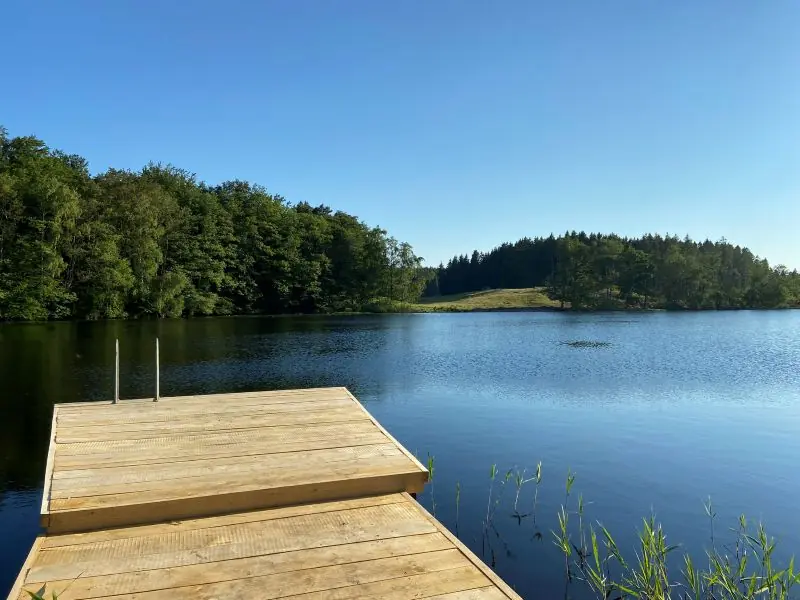 Blick auf den Uggleboda-See vom Steg am Badebereich des Campingplatzes Ljuvadal.