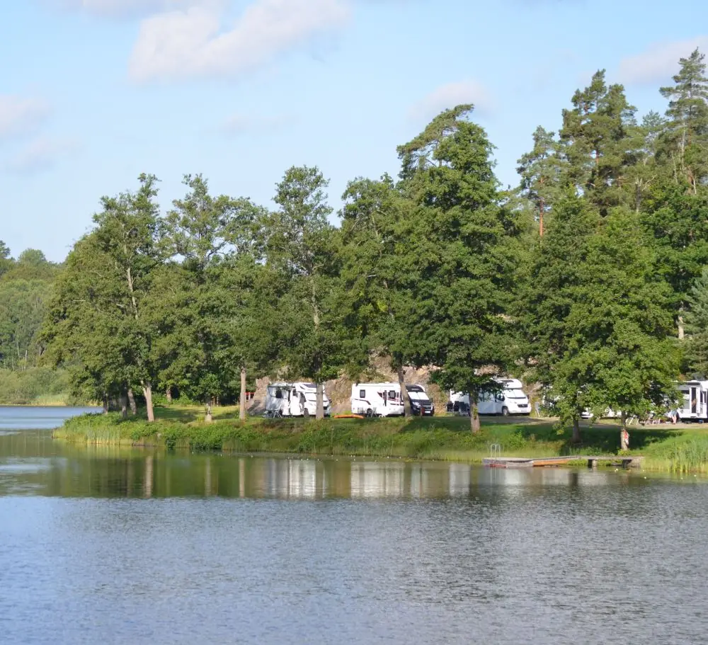 Wohnmobilstellplätze im Solgläntan-Gebiet bei Ljuvadal Camping in Blekinge.