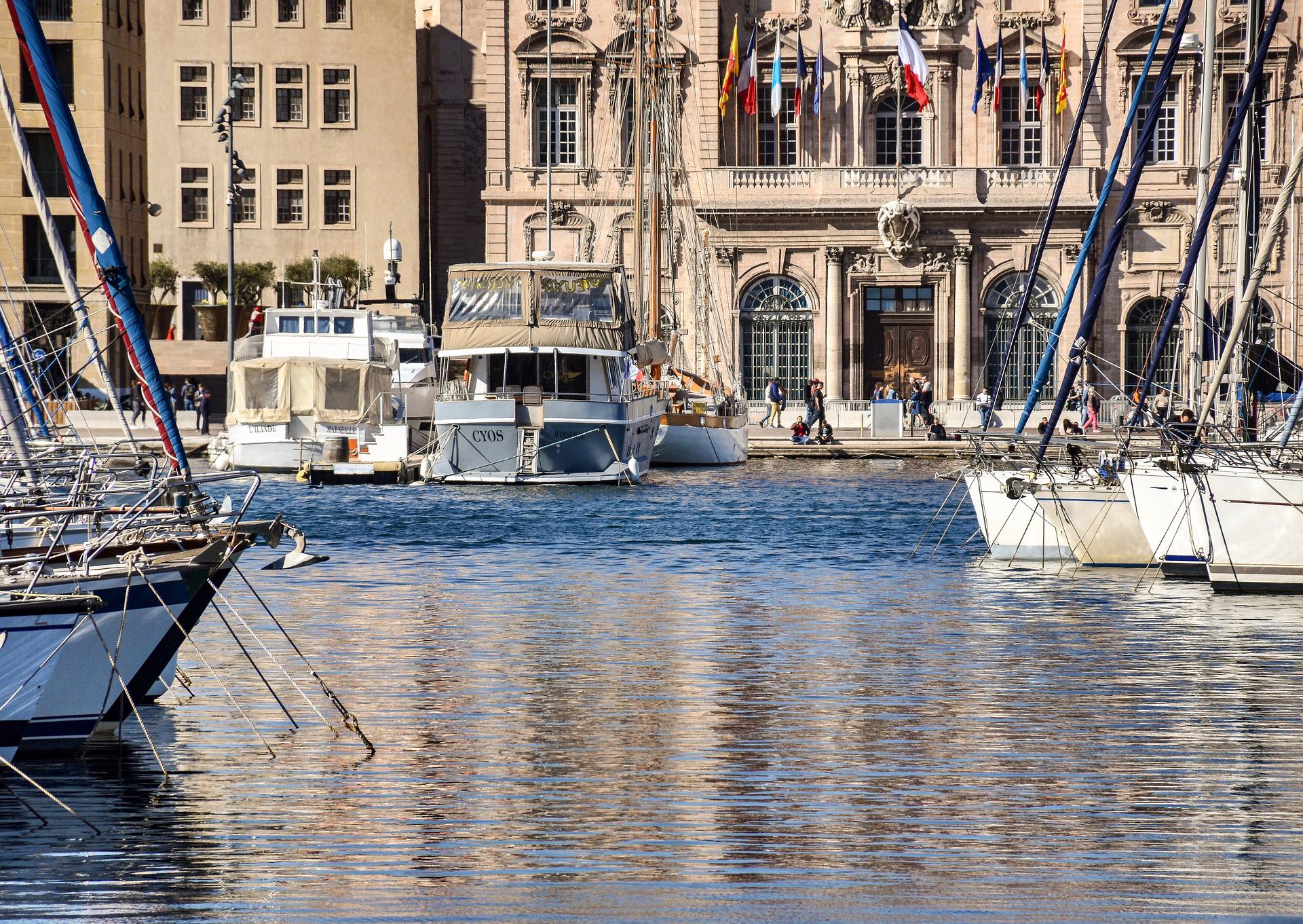 Hotel de ville marseille vieux port bateau mer