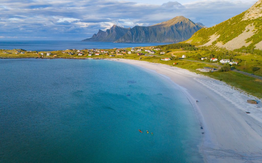 lofoten-wild-sea-kayak-ramber-beach-resort-flakstad-kommune.jpg