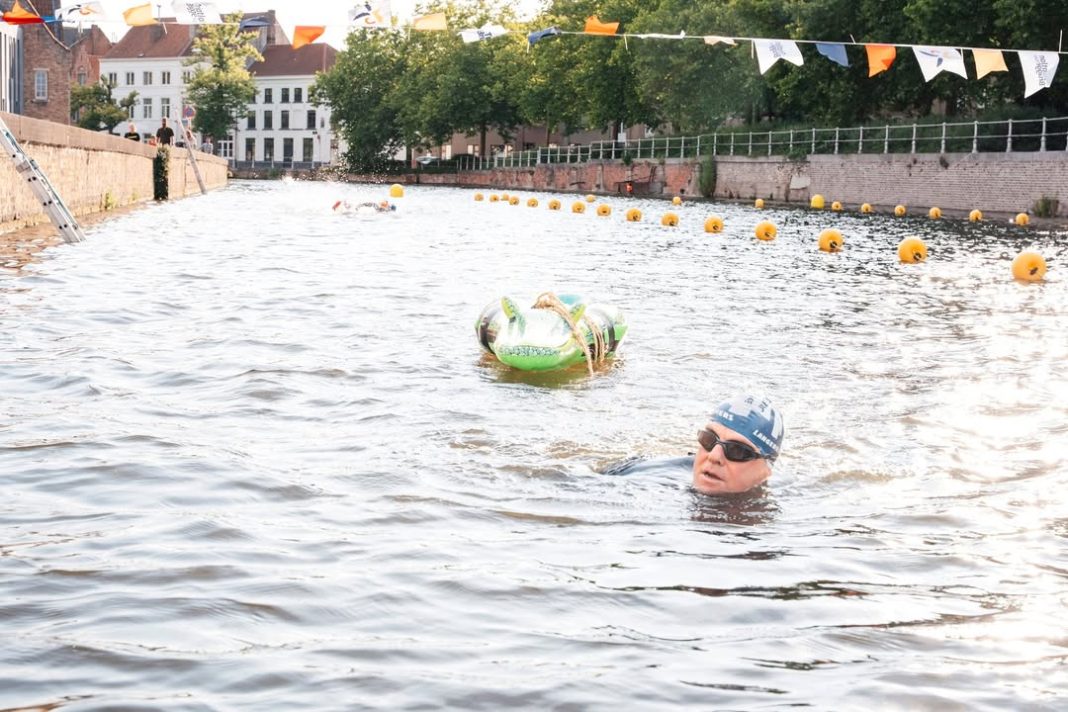 Zwemzone aan de Langererei in Brugge bij de heropening na controle van de waterkwaliteit.