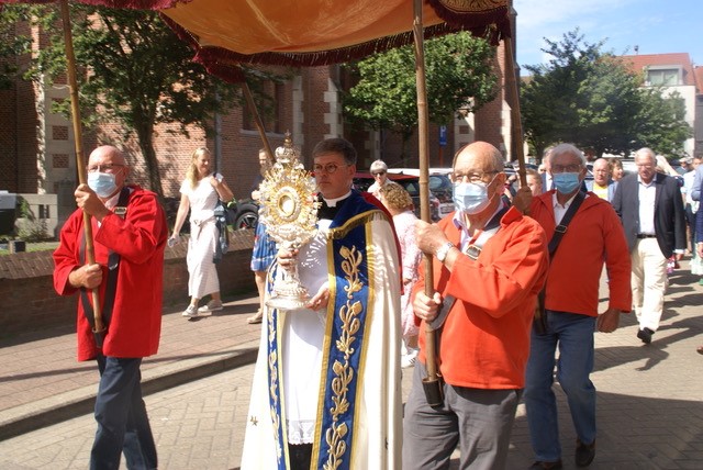 Illustratie van een processie in Heist met een baldakijn.