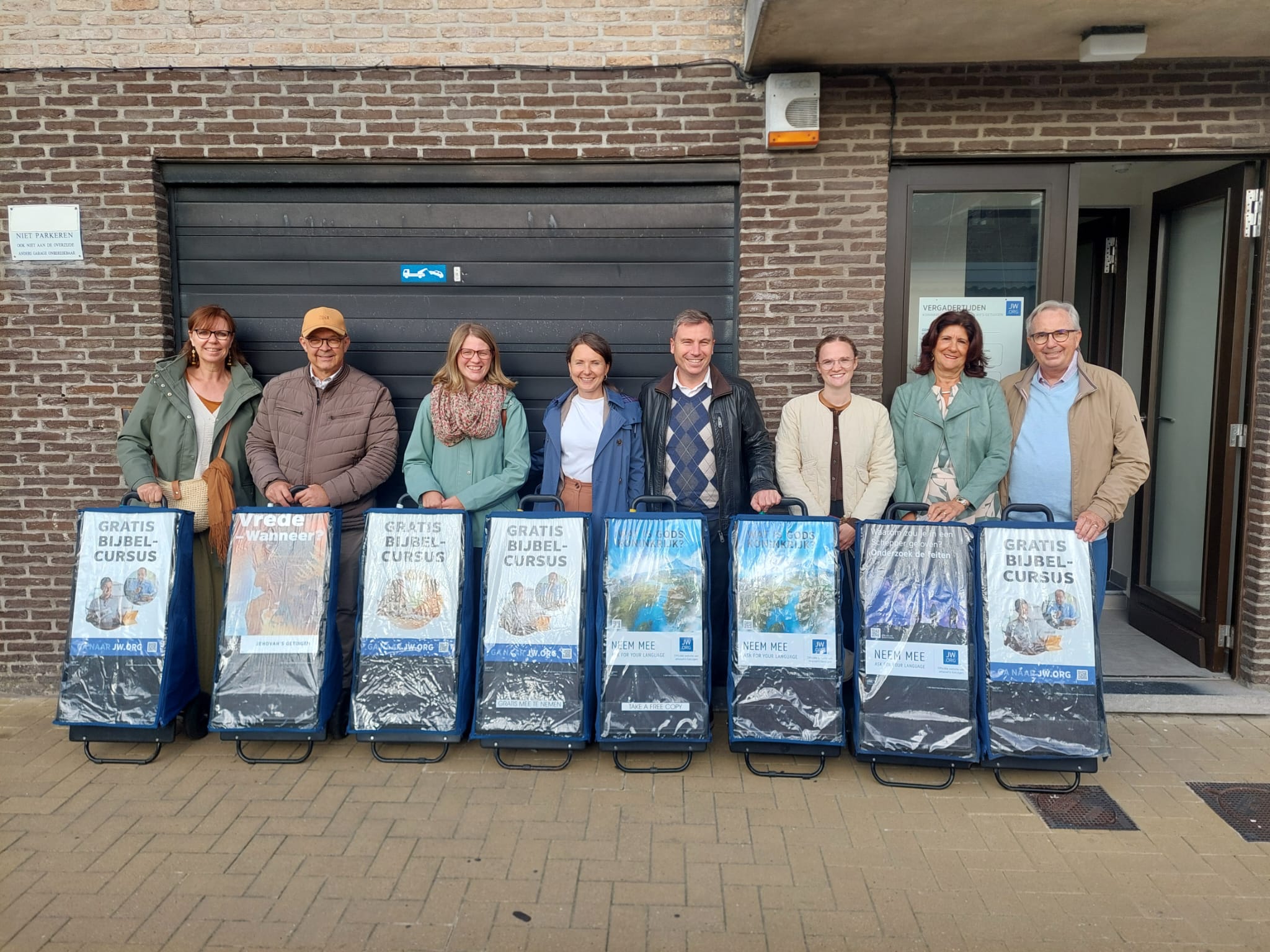 Vrijwilligers bij infostanden van Jehovah’s Getuigen
