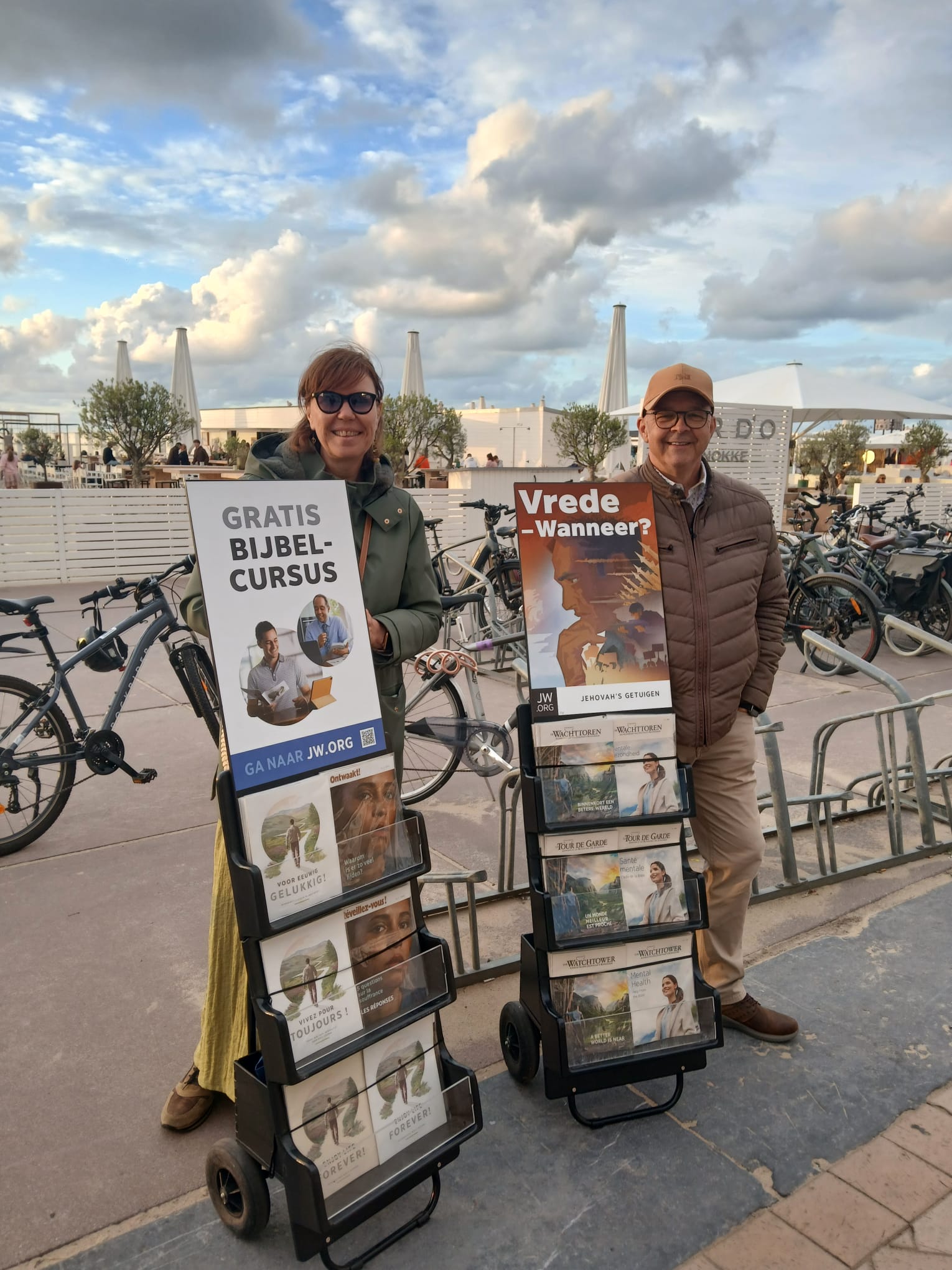 Infostand Jehovah’s Getuigen op de zeedijk tijdens het vuurwerkfestival Knokke-Heist